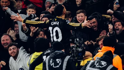 Manchester United, lider Arsenal'i deplasmanda devirdi