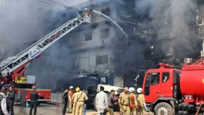 Son Dakika: Karaçi'deki yangın felaketinde acı artıyor! Hamile kadın için seferberlik