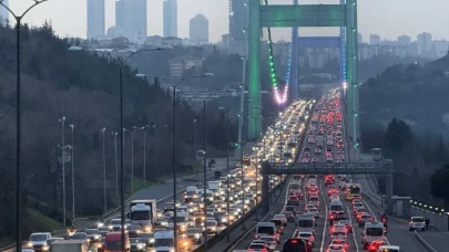 Mega kentte akşam çilesi: Köprüler kilit, yollar durma noktasında
