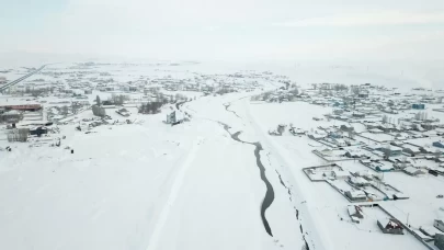 Ağrı’da kar yağışı tek katlı evleri beyaza bürüdü, ortaya kartpostallık görüntüler çıktı