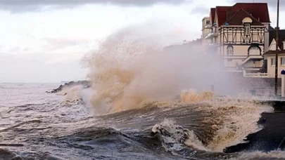 Fransa’yı etkisi altına alan Goretti fırtınası: 320 bin hanede elektrik kesintisi devam ediyor