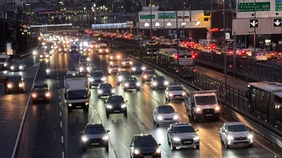 Lodos ve yağış İstanbul trafiğini kilitledi: Yoğunluk toplu taşımayı da etkiledi