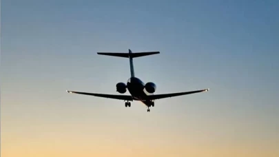 Endonezya’da kayıp uçak paniği!