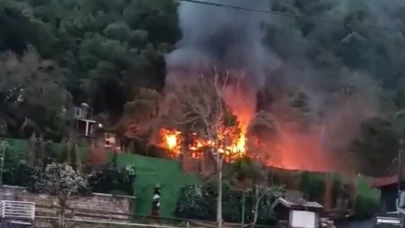 Beşiktaş'ta restoranın müştemilatı alev alev yandı
