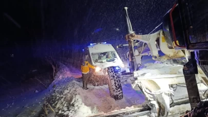 Sağlık ekipleri greyder eşliğinde 1 yaşındaki Mina'ya ulaştı