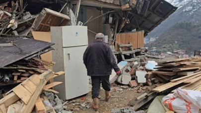 Ev ve ahır heyelanla saniyeler içinde yıkıldı