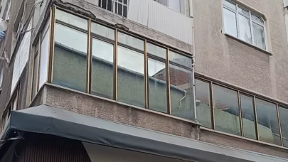 6 katlı binada yangın: Mahsur kalanlar kurtarıldı, kadın can verdi