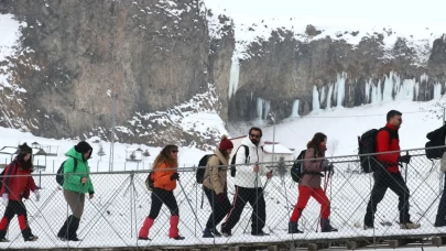 Ağrı’daki Murat Kanyonu kış manzarasıyla ziyaretçilerini karşılıyor