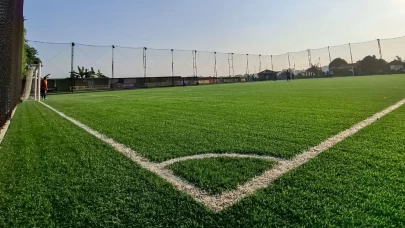 Halı sahada saniyelerle yarış! Hakemin müdahalesi futbolcuyu ölümden kurtardı