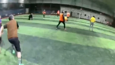 Antalya’da fırtına dehşeti! Halı sahanın çatısı çöktü