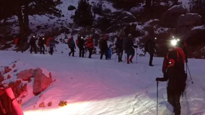 Mahsur kalan dağcıları AFAD kurtardı