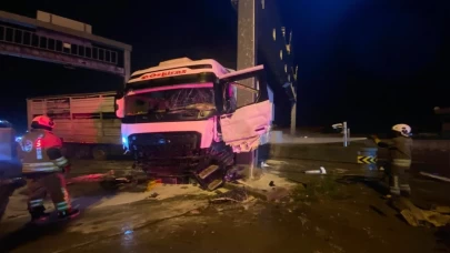 Hatay’da gişelerde kaza! Tır demir direğe çarptı