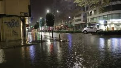 İzmir afete teslim! Ağaçlar devrildi, Kemeraltı’nı su bastı, trafik felç oldu