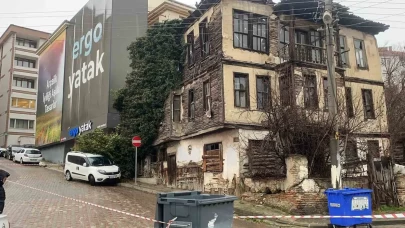 Bolu’da metruk bina çöktü! Park halindeki otomobil enkaz altında kaldı