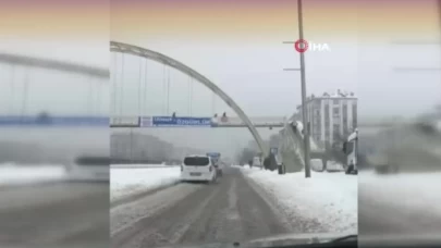 Üst geçitte çocuklara şiddet! Görüntüler sosyal medyayı ayağa kaldırdı