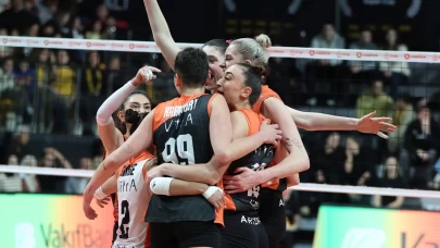 Eczacıbaşı, Sultanlar Ligi’nde set vermeden güldü