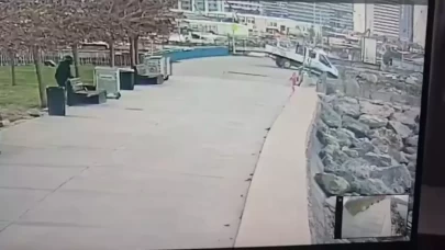 Bakırköy'de feci kaza: Zabıta aracı denize düştü, o anlar kamerada