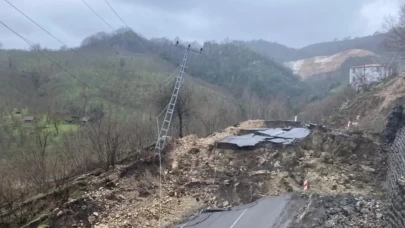 Ordu-Tokat yolunda dev heyelan: 300 metrelik yol 30 metre derine çöktü