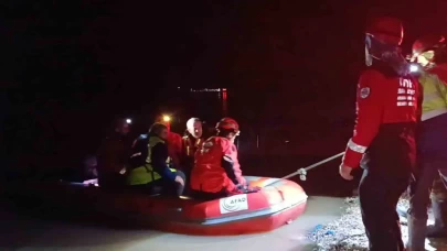 Edirne’de taşkın alarmı! Nehir kıyısında 2 işçi mahsur kaldı