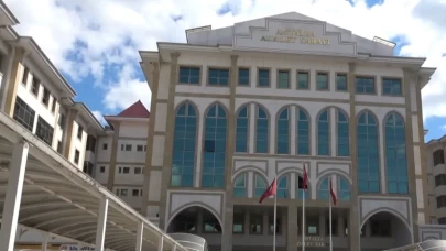 Antalya’daki 'evlatlık' oyununa yargı freni