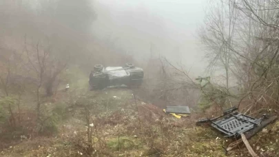 Bartın'da yoğun sis kazaya neden oldu! Araç ormanlık alana savruldu