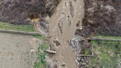 Turgutlu’da altyapı yağışa dayanamadı: Dere ıslah tesisi yıkıldı, yol ulaşıma kapandı!