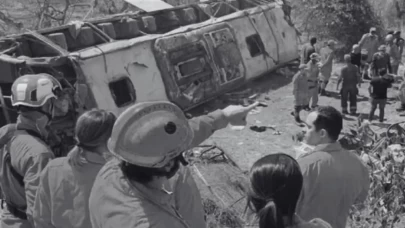 Otobüs devrildi, 4’ü çocuk 16 kişi can verdi!