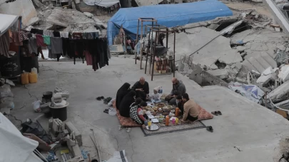 Gazze’de Abu Naji ailesi yıkılan yuvalarında sofrasını kurdu