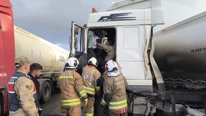 Hatay'da feci kaza: Tırla çarpıştı, kabinde sıkıştı!