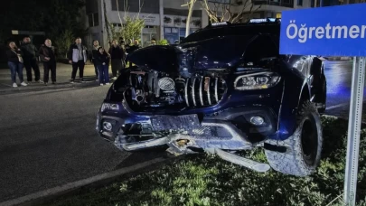 Antalya'da kamyonet kontrolden çıktı! Ağaca çarparak durabildi