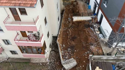 Ankara'da istinat duvarı yıkıldı! 5 apartman tahliye edildi