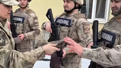 77 yaşındaki nine ördü, Mehmetçik giydi