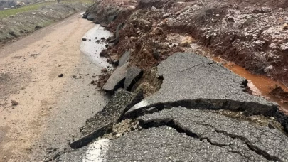 Şırnak’ta şiddetli sağanak köy yolunu yuttu