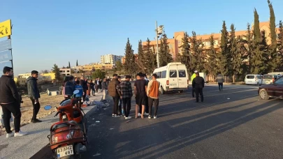 İşçi minibüsü direğe çarptı: 15 yaralı