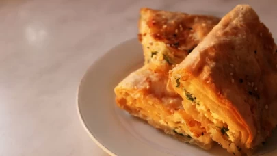 Maden sulu ve soslu en pratik peynirli börek tarifi