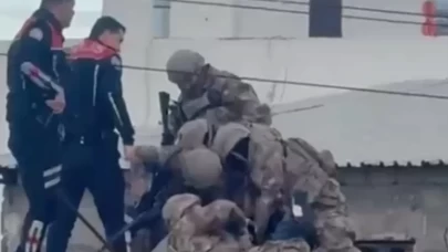 Adana’da "Dedikodu" dehşeti: Eski iş yerini bastı, 4 kişiyi vurup çatıya çıktı!