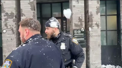 New York polisi kartopu yağmuruna tutuldu!