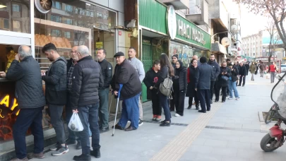 Sıcak pide için fırın önlerinde uzun kuyruklar oluştu