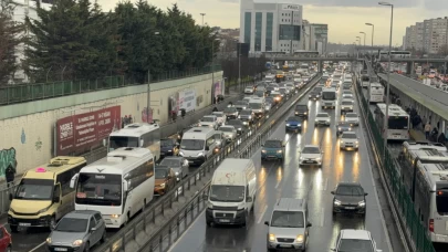 İstanbul'da cuma mesaisi trafikle kapandı: Yoğunluk yüzde 89’a dayandı!