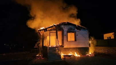 Çorum’da gurbetçinin bağ evi alevlere teslim oldu! Kullanılamaz hale geldi