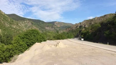 İskilip-Tosya yolunda ulaşım durdu: Çomu Çayı taştı, köprü ayağı yıkıldı!