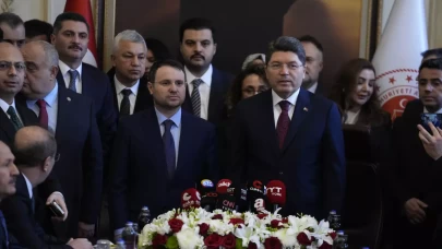 Bakanlıklarda bayrak değişimi