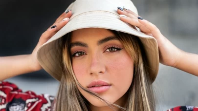 Bucket şapka kombinleri ile her mevsim stil sahibi görünmenin yolları