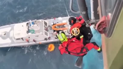 Ege Denizi'nde can pazarı: MSB helikopteri şiddetli fırtınada 2 kişiyi kurtardı!