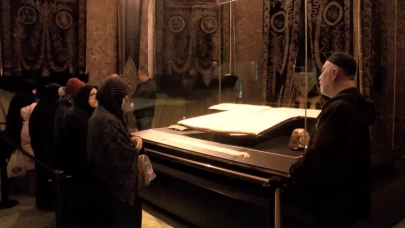 Fatih'te Hırka-i Şerif için uzun kuyruklar oluştu