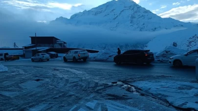 Hakkari’de buz mesaisi: Yollar kayganlaştı, araçlar birbirine girdi