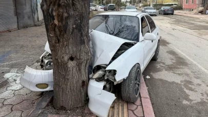 Kontrolden çıkan araç kaldırımdaki ağaca böyle çarptı