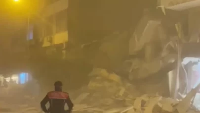 Ağır hasarlı bina, yıkım sırasında çöktü