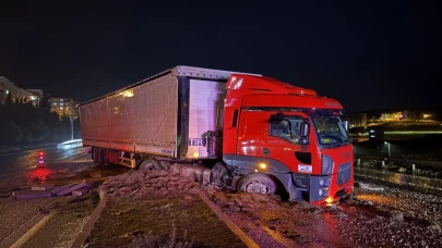 Manisa'da yağmur yolu cam gibi yaptı! Tır refüje çıktı