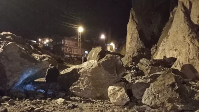 Kar ve yağmur sonrası yamaç çöktü: Dev kayalar yolu kapattı